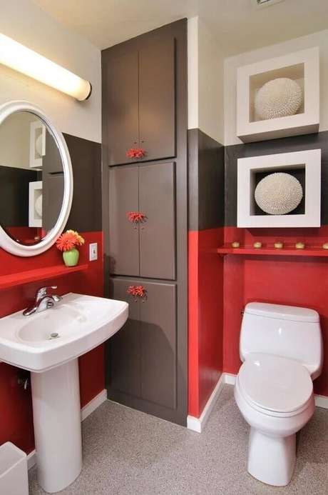 35. Decoração de banheiro vermelho, cinza e branco com nichos e armário planejado – Foto: HKW Designs 35. Decoração de banheiro vermelho, cinza e branco com nichos e armário planejado – Foto: HKW Designs