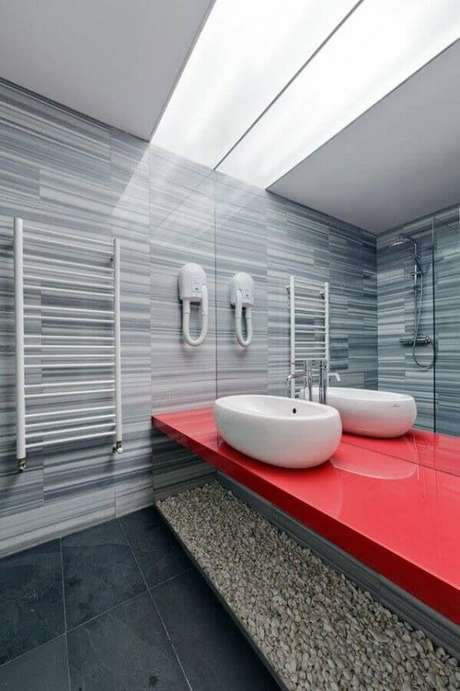 6. Decoração moderna com bancada de banheiro vermelha – Foto: Architizer 6. Decoração moderna com bancada de banheiro vermelha – Foto: Architizer