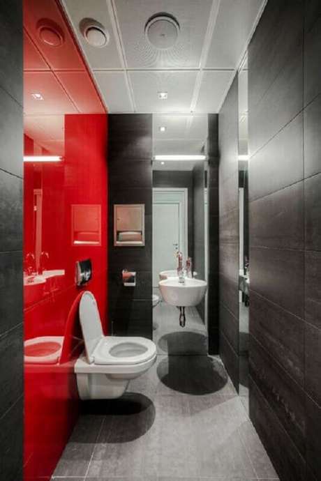 45. Decoração moderna de banheiro vermelho e cinza pequeno – Foto: Pinterest 45. Decoração moderna de banheiro vermelho e cinza pequeno – Foto: Pinterest