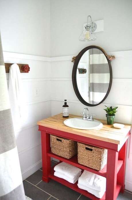 59. Decoração de banheiro vermelho e branco simples com bancada de madeira e espelho redondo – Foto: Planeta Design 59. Decoração de banheiro vermelho e branco simples com bancada de madeira e espelho redondo – Foto: Planeta Design