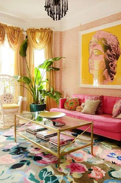 14. Sofá rosa e mesa de centro estilo retrô com acabamento em dourado é pura sofisticação. Fonte: Apartment Therapy