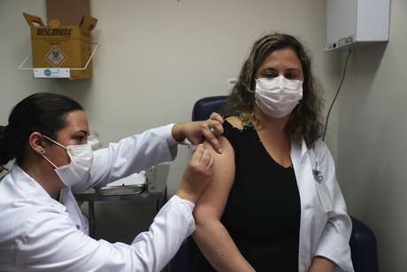 Enfermeira aplica potencial vacina da Sinovac em voluntária de teste em São Paulo
30/07/2020
REUTERS/Amanda Perobelli