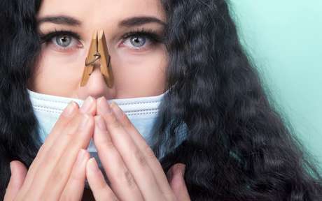 Bad breath in a mask?  Learn how to prevent and combat the problem