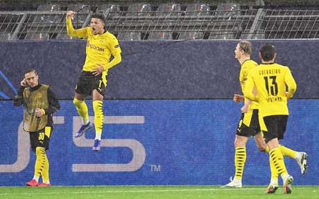 Sancho comemora o gol na partida (Ina Fassbender / AFP) Sancho comemora o gol na partida (Ina Fassbender / AFP)