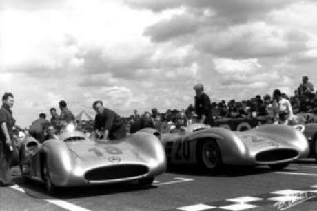 Nas 24 Horas de Le Mans, Fangio competiu pela Mercedes, que abandonou as pistas após acidente que matou 84 pessoas Nas 24 Horas de Le Mans, Fangio competiu pela Mercedes, que abandonou as pistas após acidente que matou 84 pessoas