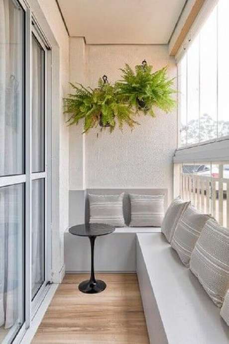 25. Samambaias são ótimas plantas para varanda com sombra – Foto: SP Estudio 25. Samambaias são ótimas plantas para varanda com sombra – Foto: SP Estudio