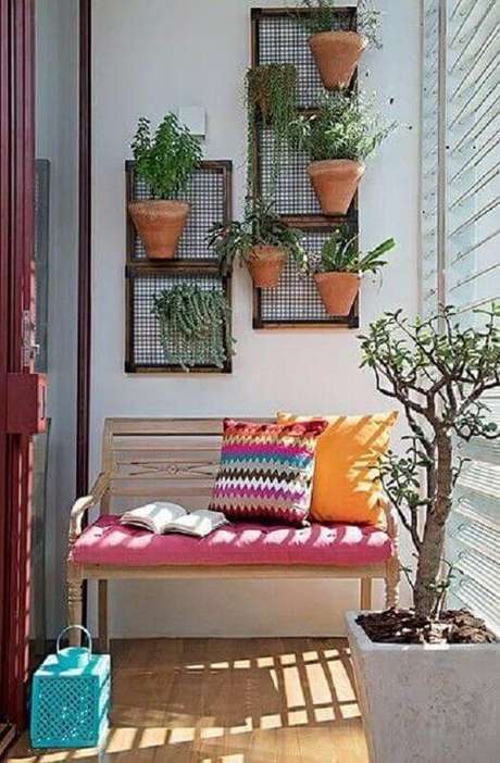 26. Decoração simples com plantas para varanda pequena decorada com banco de madeira – Foto: Simples Decoração 26. Decoração simples com plantas para varanda pequena decorada com banco de madeira – Foto: Simples Decoração