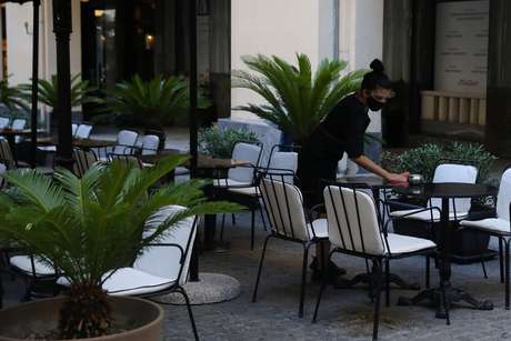 Grécia restringiu o funcionamento de bares e restaurante por causa da pandemia 