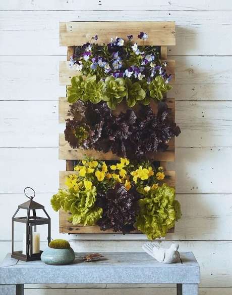 30. A prateleira de pallet para plantas forma um lindo jardim vertical. Fonte: Pinterest