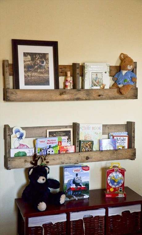 32. A prateleira de pallet para quarto serve de apoio para objetos decorativos. Fonte Pinterest