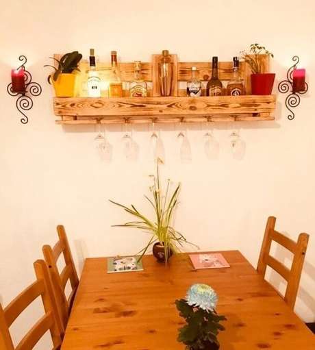 14. Fixe uma prateleira de pallet com suporte de taças na sala de jantar. Fonte: Mobelette