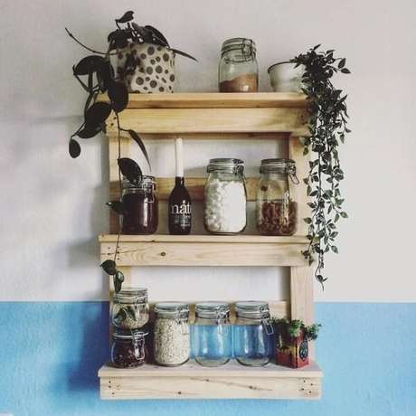24. Posicione potes de mantimentos na prateleira de pallet para cozinha. Fonte: Buntes 24. Posicione potes de mantimentos na prateleira de pallet para cozinha. Fonte: Buntes