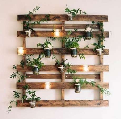 52. Prateleira de pallet para plantas e velas decorativas. Fonte: Pinterest