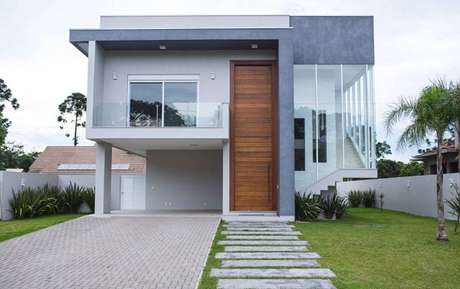 49- A platibanda complementa a decoração contemporânea da casa com caixa de escada em vidro. Fonte: Pinterest