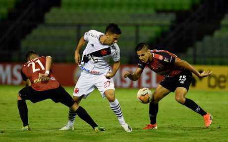 Tiago Reis teve uma boa chance, fez o gol, mas estava impedido (Foto: AFP)