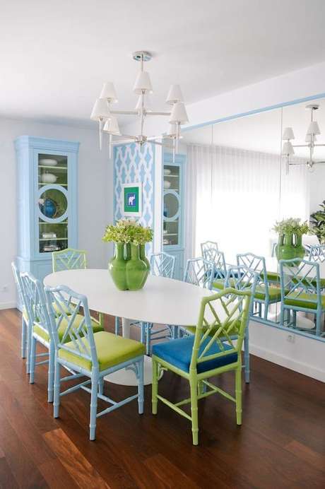 25. Sala de jantar colorida com mesa oval – Via: Arkpad 25. Sala de jantar colorida com mesa oval – Via: Arkpad