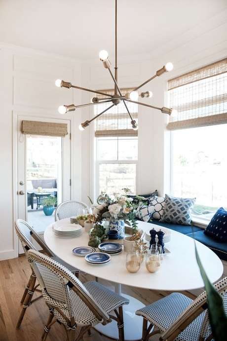 32. Mesa oval de jantar com lustre moderno – Via: Shop Candelabra 32. Mesa oval de jantar com lustre moderno – Via: Shop Candelabra