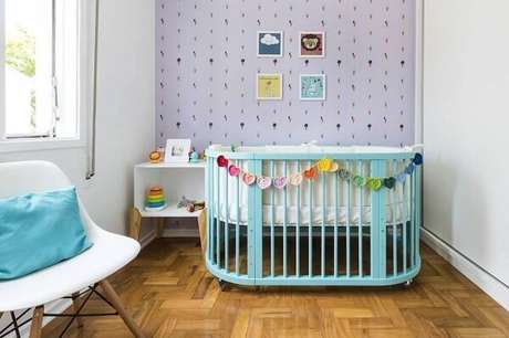 12. Decoração para quarto de bebê simples com quadros coloridos. Fonte: Pinterest