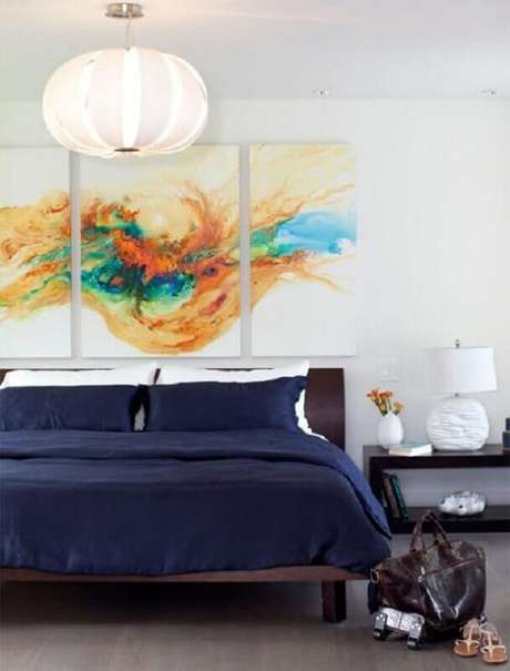 17. O quadro abstrato colorido foi posicionado sobre a cabeceira da cama. Fonte: Pinterest