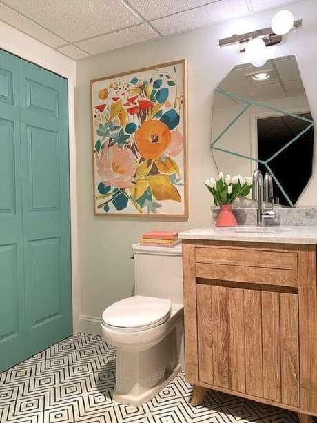 2. O quadro colorido no banheiro traz descontração ao ambiente. Fonte: Pinterest
