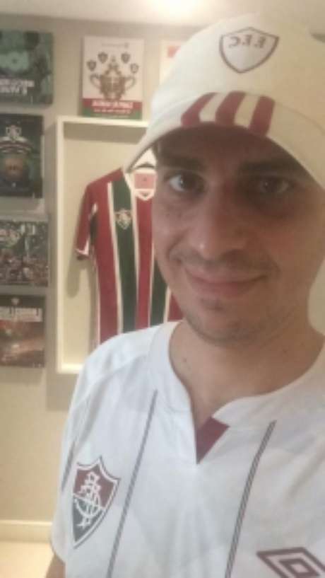Paulo e seu acervo do Tricolor (Arquivo pessoal) Paulo e seu acervo do Tricolor (Arquivo pessoal)