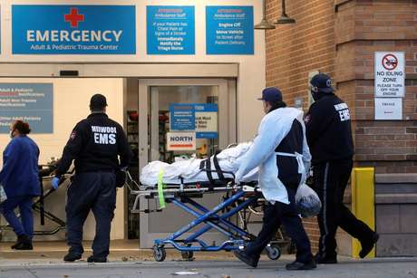 Paciente chega a hospital do Brooklyn, em Nova York 17/11/2020 REUTERS/Brendan McDermid