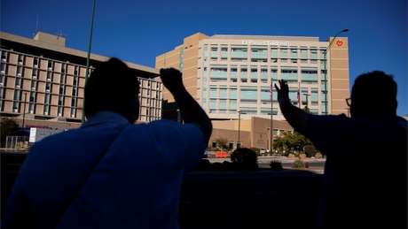 Moradores rezam em frente ao hospital de El Paso