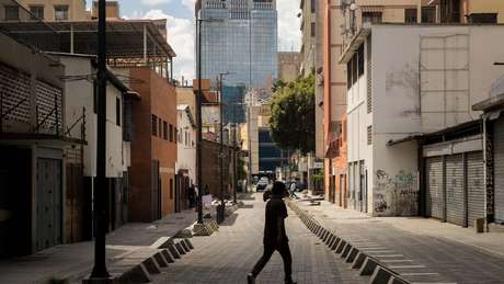 O bairro onde ela mora tem sofrido com constantes cortes de luz e de água