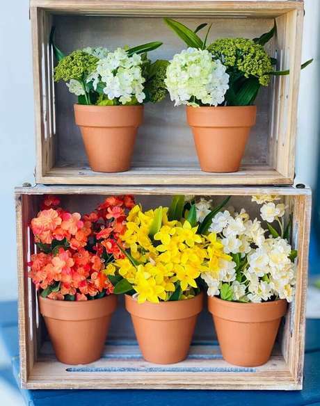 1. Decoração simples com vasos de flores em caixotes de feira – Foto: Unsplash