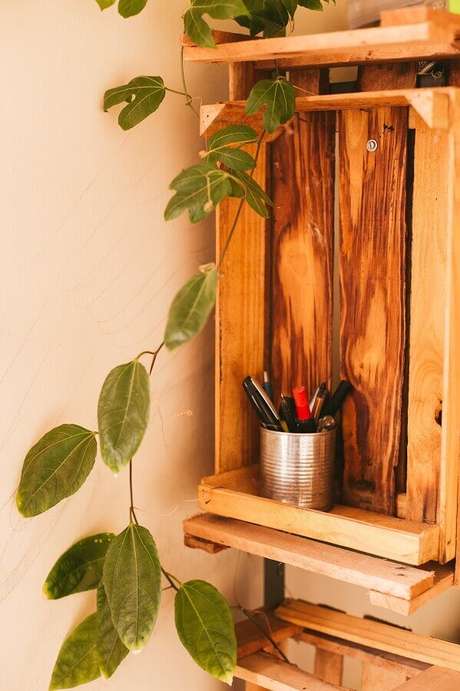 4. Aproveite os caixotes de madeira para organizar seu cantinho de estudo – Foto: Unsplash