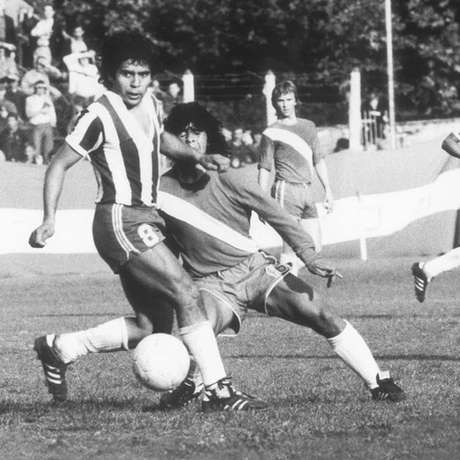Muitos dizem ter assistido à primeira partida de Maradona como profissional Muitos dizem ter assistido à primeira partida de Maradona como profissional