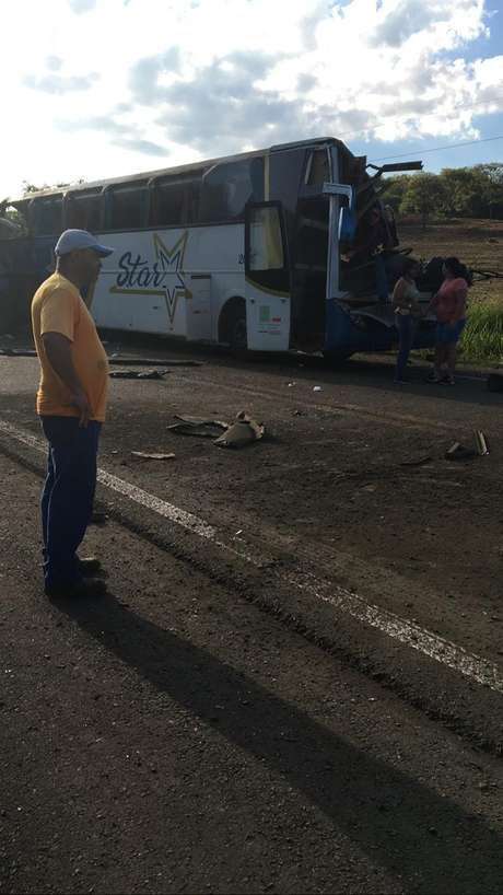 Acidente ocorreu por volta das 7h; ônibus levava mais de 50 funcionários de empresa têxtil Acidente ocorreu por volta das 7h; ônibus levava mais de 50 funcionários de empresa têxtil