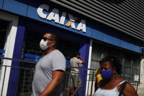 Pessoas aguardam por pagamento do auxílio emergencial em agência da Caixa no Rio de Janeiro
05/05/2020
REUTERS/Pilar Olivares