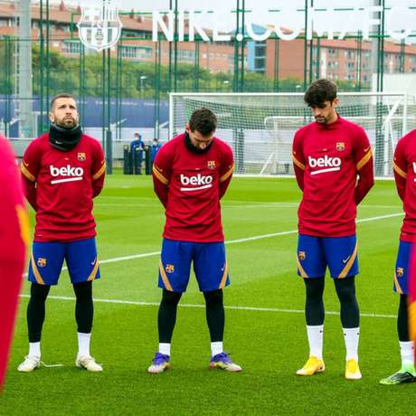 Jogadores do Barça prestam homenagem a Maradona - Divulgação Barcelona Jogadores do Barça prestam homenagem a Maradona - Divulgação Barcelona