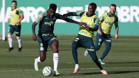 Players Ramires and Patrick de Paula during training at the Soccer Academy.  (Photo: Cesar Greco / Palmeiras)