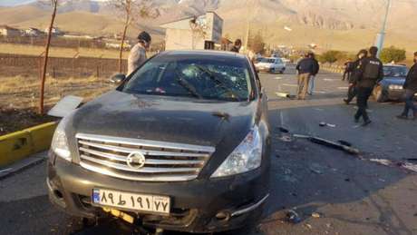 Imagem da TV estatal iraniana mostra cena da emboscada contra Mohsen Fakhrizadeh-Mahabadi Imagem da TV estatal iraniana mostra cena da emboscada contra Mohsen Fakhrizadeh-Mahabadi
