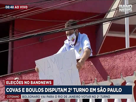 Boulos segura cartaz na sacada da sua casa Boulos segura cartaz na sacada da sua casa