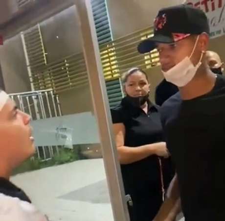 Marrony e Dylan foram abordados por torcedores de uma organizada em meio a uma festa com aglomeração em uma boate na Grande BH (Reprodução/Instagram Galoucura) Marrony e Dylan foram abordados por torcedores de uma organizada em meio a uma festa com aglomeração em uma boate na Grande BH (Reprodução/Instagram Galoucura)