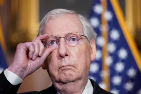 O l&iacute;der da maioria no Senado dos EUA, Mitch McConnell, fala a rep&oacute;rteres enquanto l&iacute;deres republicanos do Senado d&atilde;o entrevista coletiva no Capit&oacute;lio, em Washington, EUA, 1&ordm; de dezembro de 2020. REUTERS/Kevin Lamarque