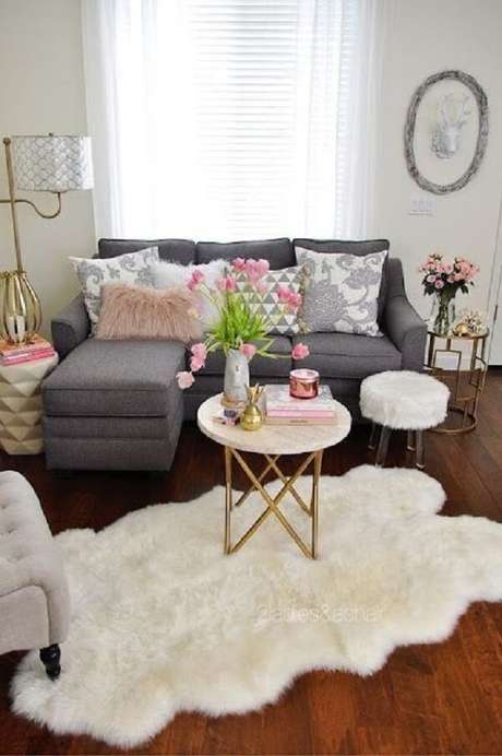 26. Decoração neutra com sofá baú 3 lugares com chaise cinza. Fonte: Crescendo aos Poucos 26. Decoração neutra com sofá baú 3 lugares com chaise cinza. Fonte: Crescendo aos Poucos
