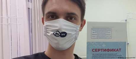 Satanovskiy exibe o certificado da vacina Sputnik V Satanovskiy exibe o certificado da vacina Sputnik V