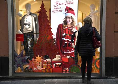 Vitrine com decoração natalina em Gênova, noroeste da Itália Vitrine com decoração natalina em Gênova, noroeste da Itália
