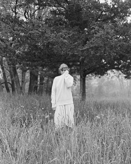 Cantora Taylor Swift em imagem de divulgação do álbum folklore Cantora Taylor Swift em imagem de divulgação do álbum folklore