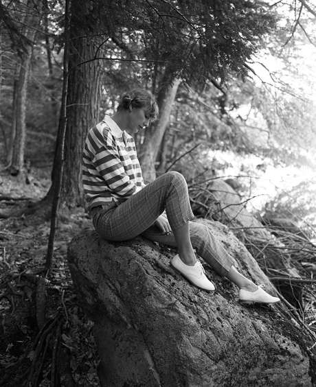 Cantora Taylor Swift em imagem de divulgação do álbum folklore Cantora Taylor Swift em imagem de divulgação do álbum folklore