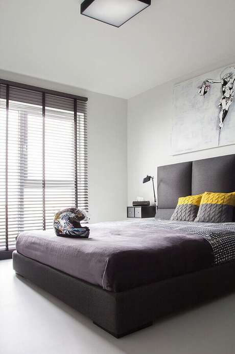 18. Cabeceira estofada para decoração de quarto minimalista masculino cinza e branco – Foto: Decoist 18. Cabeceira estofada para decoração de quarto minimalista masculino cinza e branco – Foto: Decoist