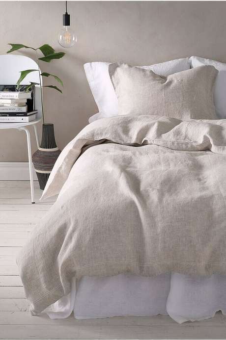 56. Livros apoiados em cadeira branca para decoração de quarto minimalista – Foto: Homey Oh My 56. Livros apoiados em cadeira branca para decoração de quarto minimalista – Foto: Homey Oh My