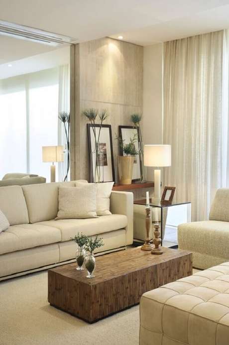 20. Mesa lateral espelhada para decoração de sala de estar bege com mesa de centro de madeira – Foto: Ark 2 Arquitetura 20. Mesa lateral espelhada para decoração de sala de estar bege com mesa de centro de madeira – Foto: Ark 2 Arquitetura