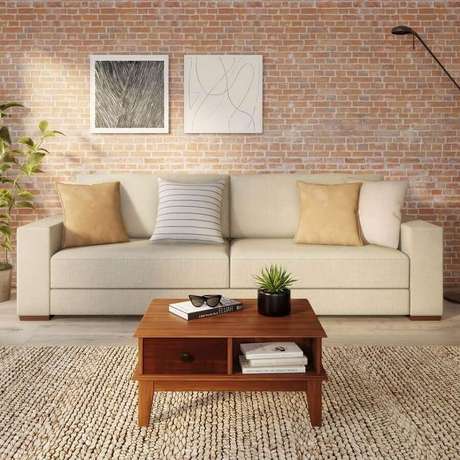 5. Sala com sofá bege decorada com parede de tijolinho – Foto: Pinterest 5. Sala com sofá bege decorada com parede de tijolinho – Foto: Pinterest