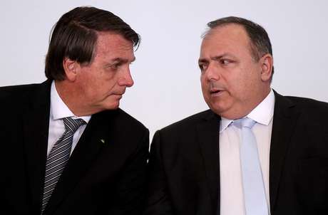 Presidente Jair Bolsonaro e ministro da Saúde, Eduardo Pazuello, durante cerimônia no Palácio do Planalto
08/12/2020 REUTERS/Ueslei Marcelino