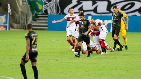Atlético-GO bateu o Ceará pelo Campeonato Brasileiro (Foto: Camila Lima) Atlético-GO bateu o Ceará pelo Campeonato Brasileiro (Foto: Camila Lima)